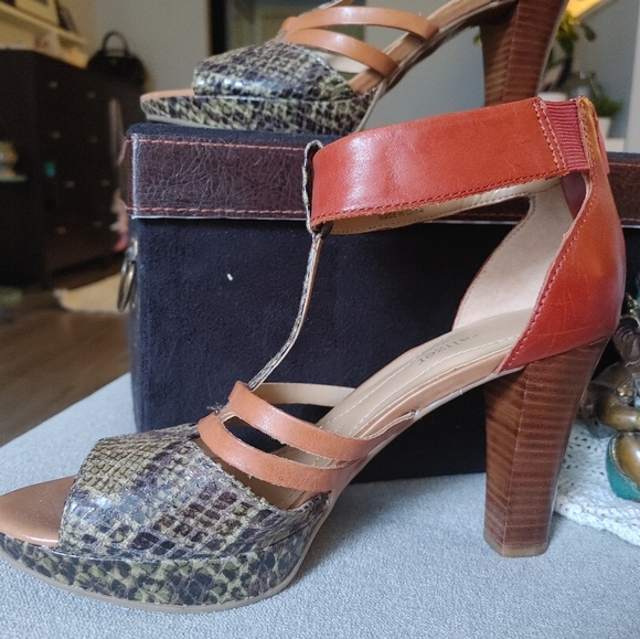 NATURALIZER High Heels - Picture 2 of 6
